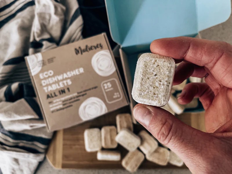 Tablety do myčky připravené k vložení do přihrádky